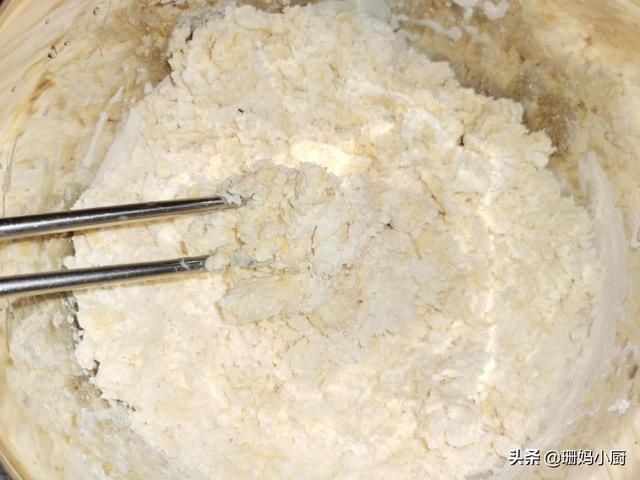  圆润|香肠包的做法，发好面卷上香肠，蒸锅一蒸，圆润可爱，当早餐正好