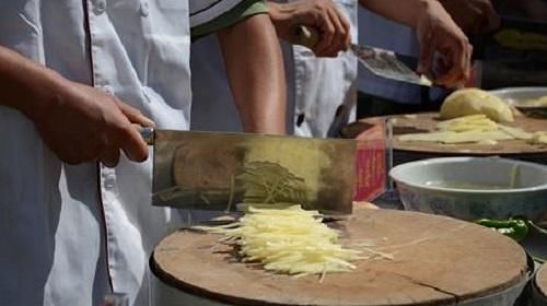  土豆丝|炒土豆丝前，别再用水冲洗了，这么做，土豆丝“响脆”还不粘锅！