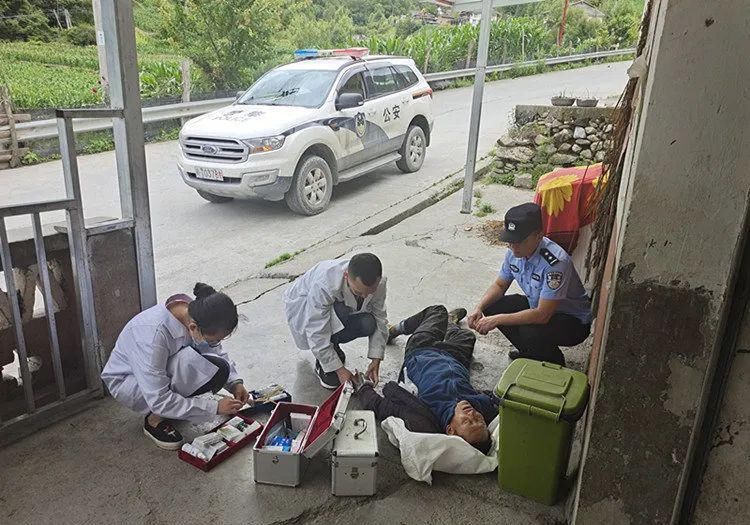  工作人员|宝兴一醉酒男子躺在别人家门口一动不动，民警卫生院工作人员立即前往救助！