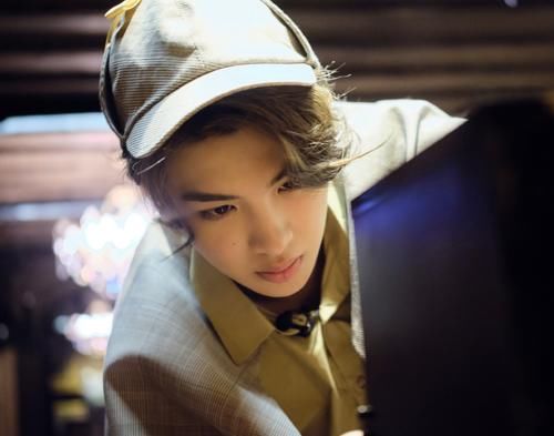  爆笑|节目组要求背诗，郭麒麟很学霸，黄明昊念了一句就全场爆笑