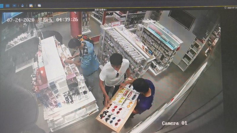 店员|北京两店铺半夜遭搬空 店员：有30多名壮汉，电锯开的锁