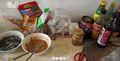  摔倒|独居老人家中摔倒4天靠敲盆获救 家属已近20天未去看望