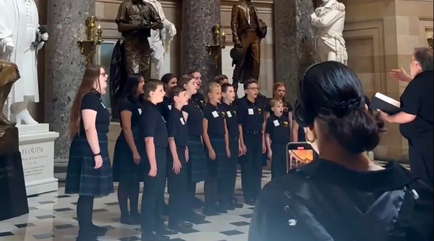 美国儿童合唱团在国会大厦唱国歌遭警察打断，组织者：事先已取得许可，十分震惊