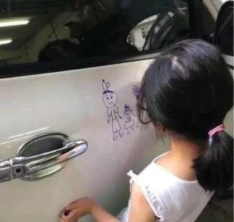车子|“熊孩子”在车上乱涂鸦，车主看到车子后，称一辈子都不会擦掉！