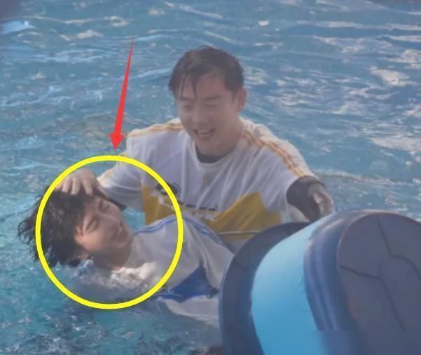  心疼|郑恺有多厉害？蔡徐坤的头按进水里，脸被憋红还不放手：让人心疼