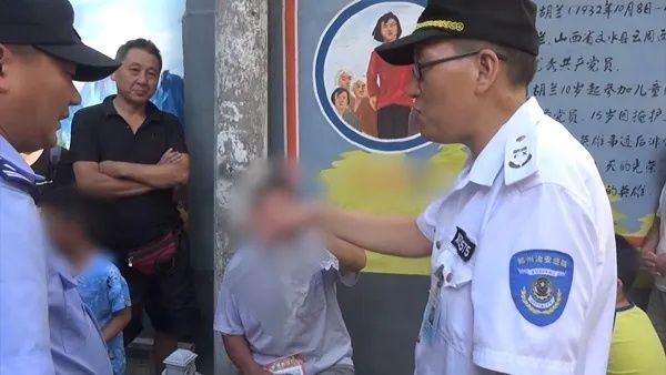 男子|男子紧跟女子身后做龌龊行为 被众人抓获后手遮脸称“别照我”