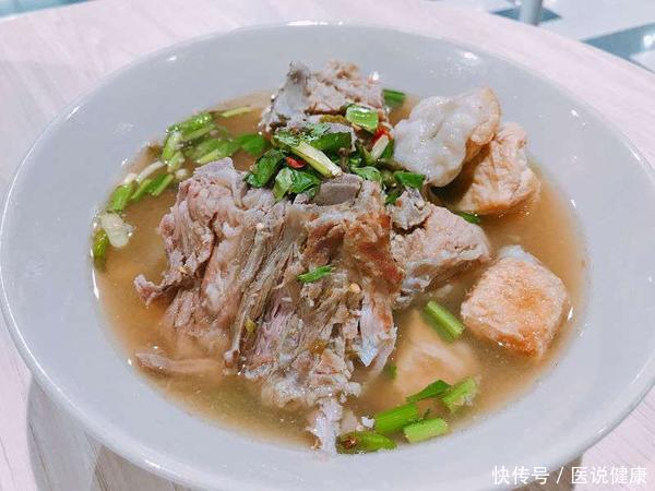 喝骨头汤能防止骨质疏松是真的吗(吃啥补啥？喝骨头汤能够预防骨质疏松？江湖传言不轻信)