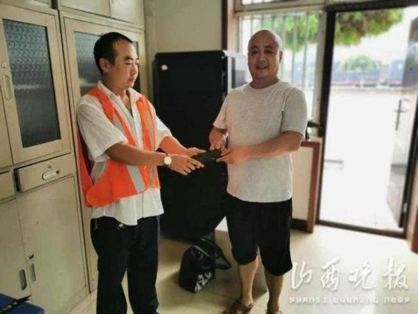  手机|乘客手机不慎掉进火车厕所 4名客运值班员走10公里找到