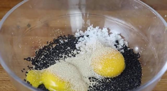  打入|黑芝麻打入2个鸡蛋，简单一做，孩子三天两头点名吃，百吃不厌