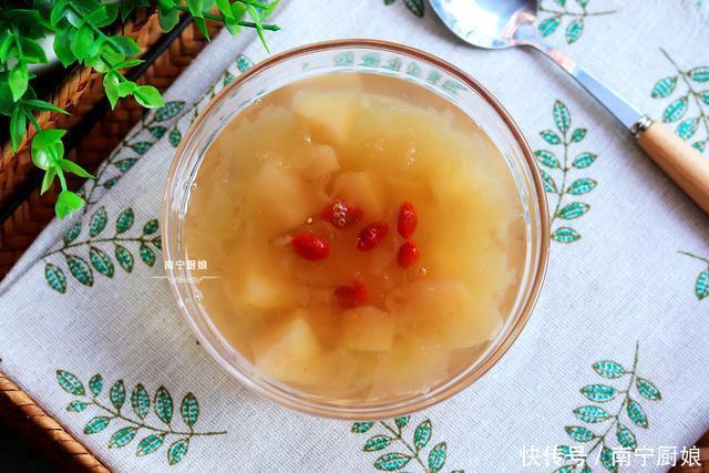 梨子|梨子别再生吃了，拿来和银耳炖汤，每天喝一碗，清热润肺、去秋燥