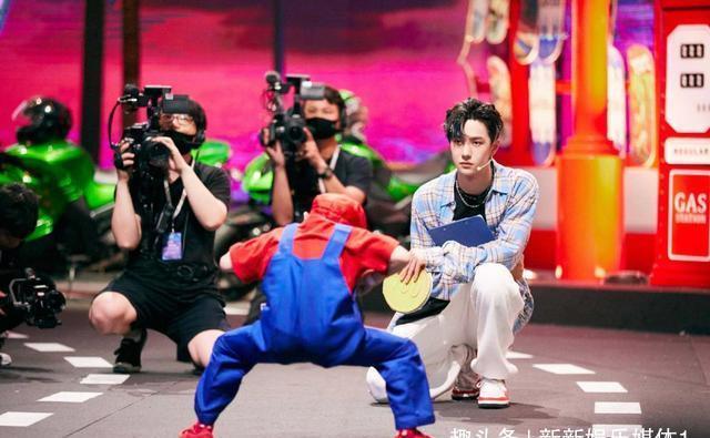 王一博|张萌化身迷妹为王一博打call,玩转街舞的他舞蹈水平在圈内如何?
