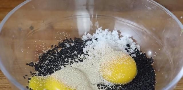 打入|黑芝麻打入2个鸡蛋,简单一做,孩子三天两头点名吃,百吃不厌