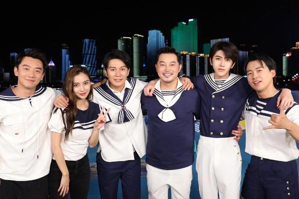  放出|奔跑吧放出杀青图，细看成员手上的动作，没有想到最绅士的是郑恺