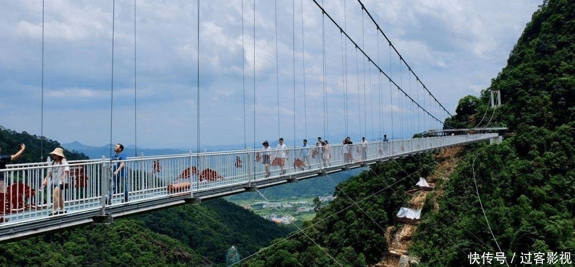 中国|中国大妈又出事了？这次是玻璃桥上大跳广场舞，保安劝阻却遭漠视