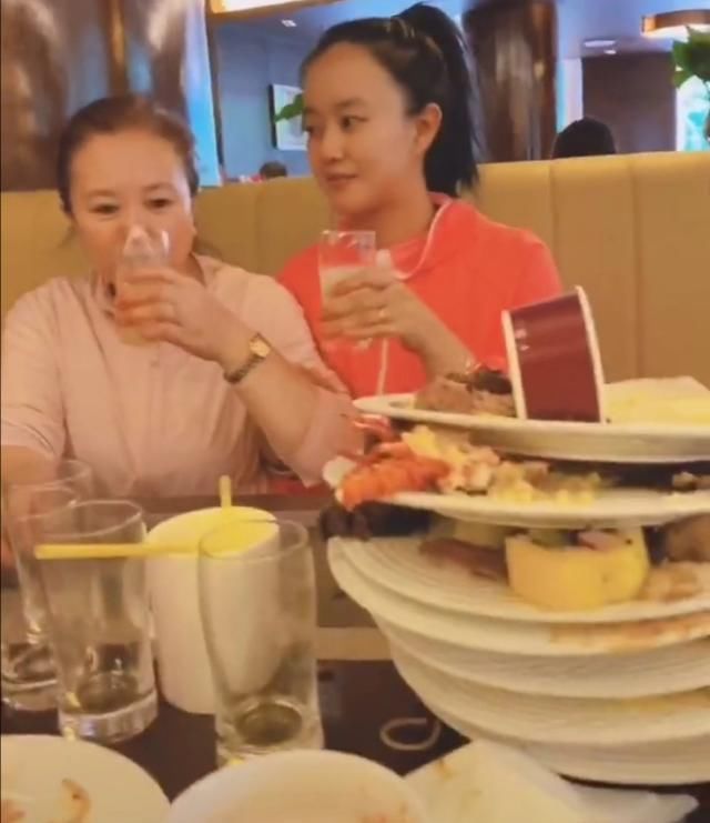  没见|女星现身自助餐厅，嘲笑素人：像没见过吃的，自己却吃光10个盘子