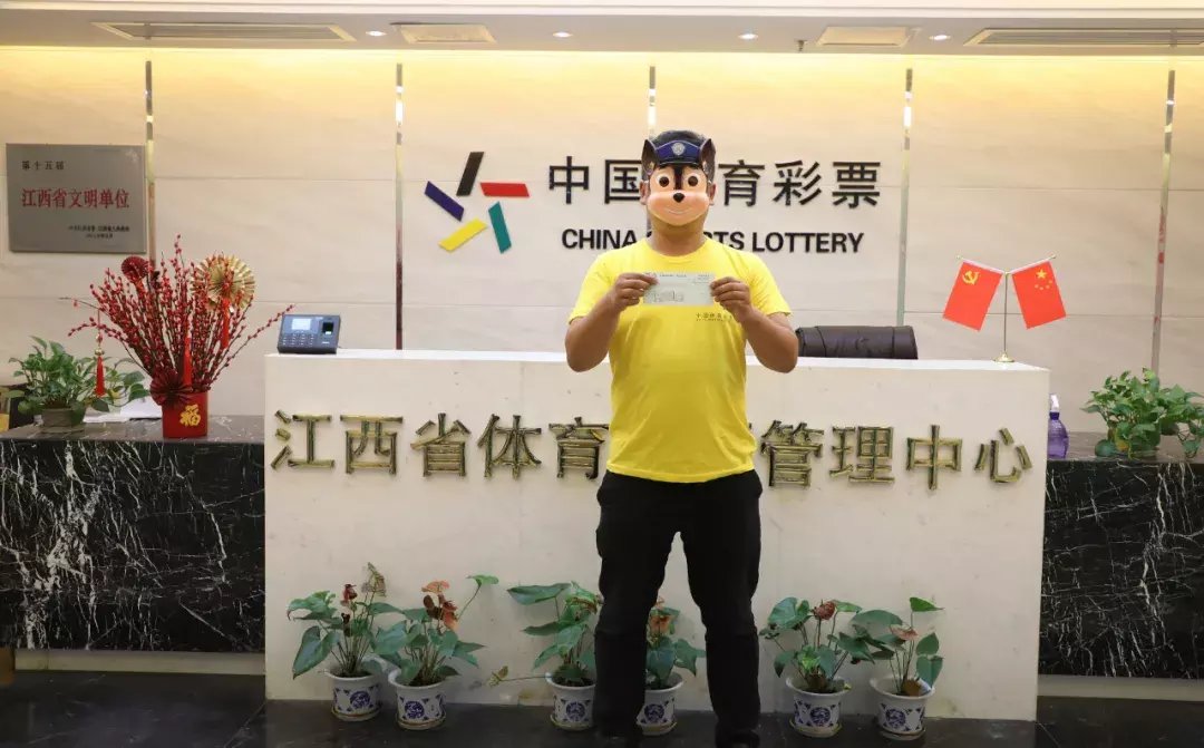 二等奖|候车间隙选组号，鹰潭小伙喜中体彩大乐透72万元
