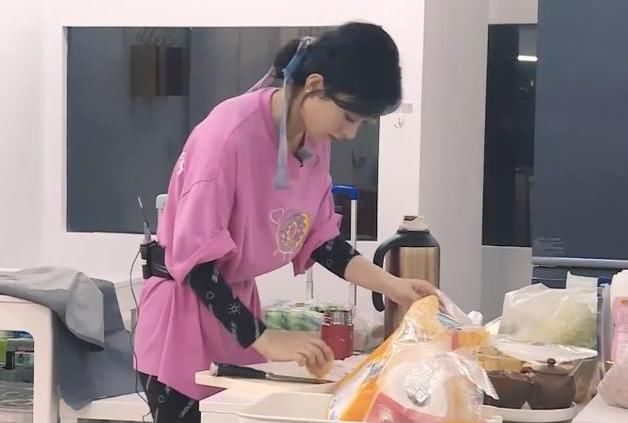  赵丽颖还|《中餐厅》赵丽颖做桃子沙冰，看清她用的水果，网友：赶紧扔掉！