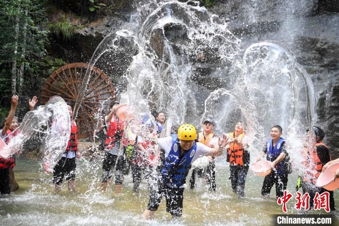 高温|湖南持续高温 民众溯溪泼水避暑