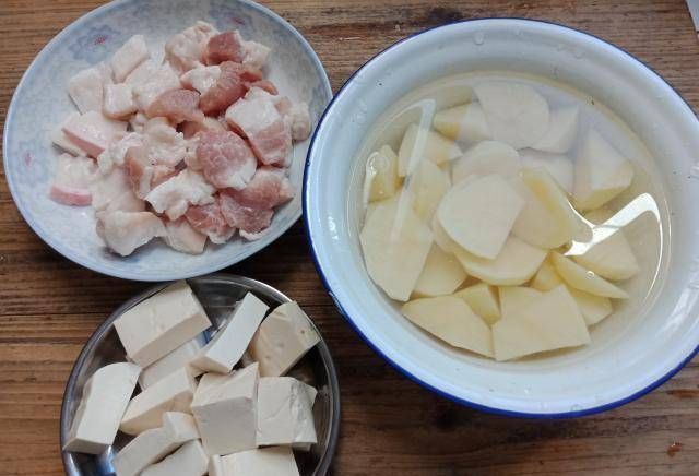 土豆焖肉片|这道菜软糯脆,营养丰富,味道鲜美,大人小孩都喜欢