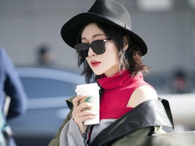  摆地摊|17岁中戏爱上穷小子，裸婚后为生活摆地摊，今因《三十而已》翻红