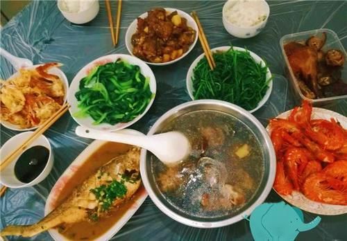 吃饭|暑假儿子请同学吃饭,我嫌外面贵在家招待,一桌菜吃得干干净净!