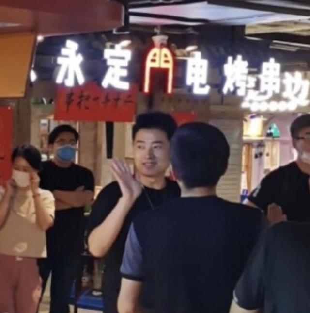 公孙策|淡出娱乐圈多年,网友街头偶遇任泉,短裤配拖鞋,47岁帅气逼人