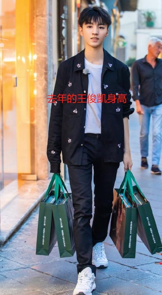 生图|《中餐厅4》路透,王俊凯被路人抓拍,生图下的身高我没看错吧?