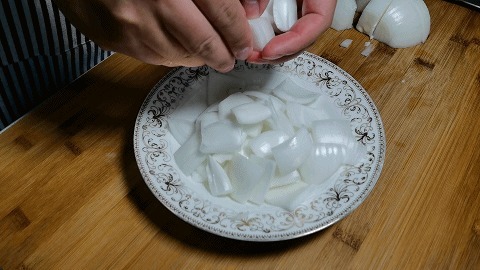 洋葱|多吃洋葱护心脑,教您地道家常菜,加入鸡蛋炒一炒,天天吃不腻