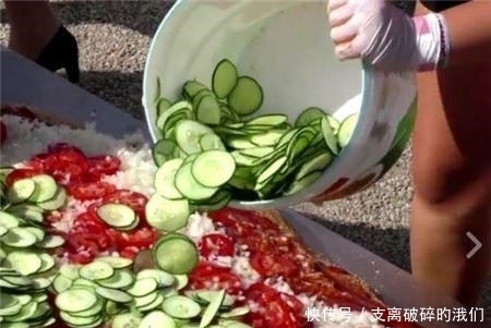 制作|实拍 德国“巨型”汉堡的制作现场,肉片20公分厚,谁吃完送别墅