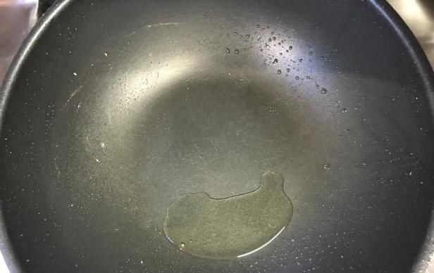  倒入|别老是番茄炒鸡蛋了，夏天的豆角更搭配，清热解毒助消化