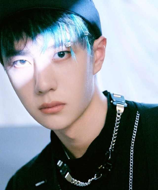  蓝绿色|王一博蓝绿色脏辫！这造型简直不要太街舞！一波王炸！