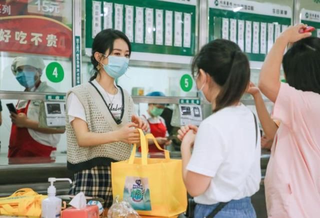 生图|《中餐厅4》路透,王俊凯被路人抓拍,生图下的身高我没看错吧?