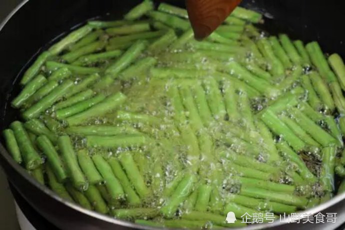  好吃|炒豆角有人焯水，有人直接下锅炒，难怪不好吃，这才是正确的做法