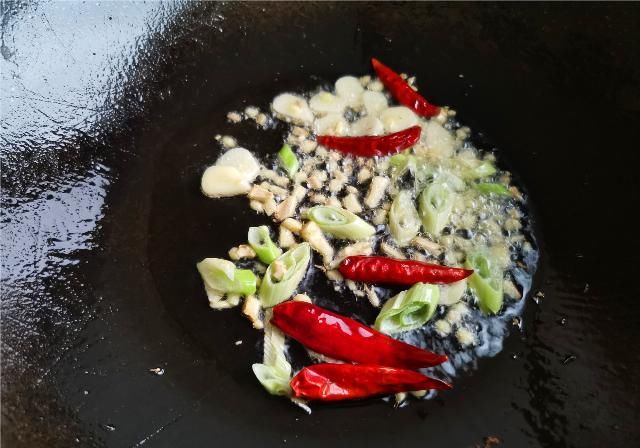 东北|小野生鱼怎样做好吃，东北小鱼酱的做法，酱香味浓，开胃下饭