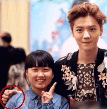  张艺兴|男星绅士手：蔡徐坤二指禅，张艺兴拘谨手，都败给了千玺的兰花指