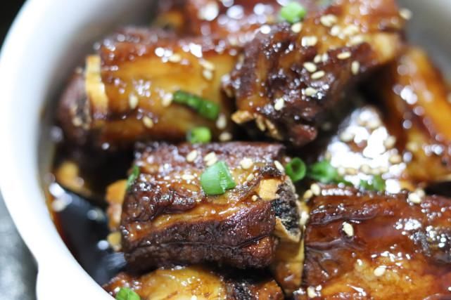  精致|四口之家的晚餐，两荤两素拒绝精致穷，网友：碗筷起落间的幸福