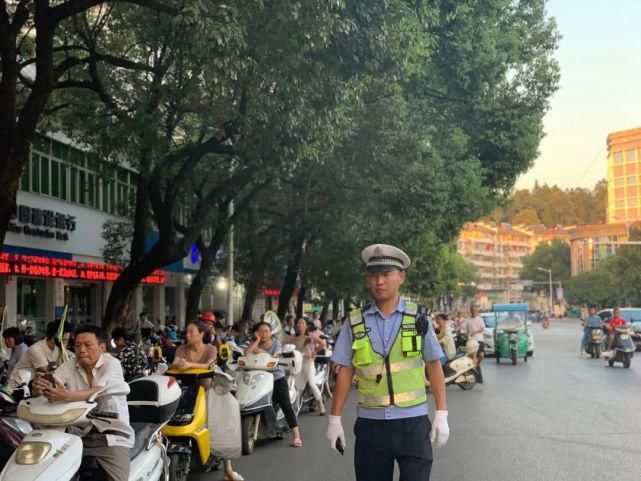 乱停乱放|【创文进行时】婺源交警在行动
