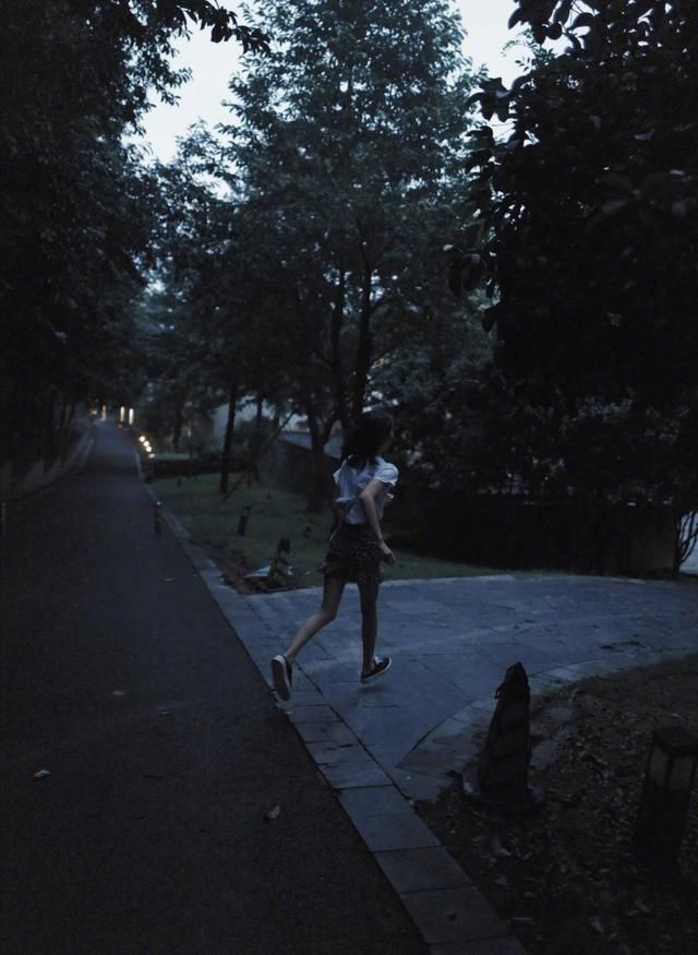  依旧|刘雯的品味依旧在线，T恤搭半裙简约却不单调，堪称行走的教科书