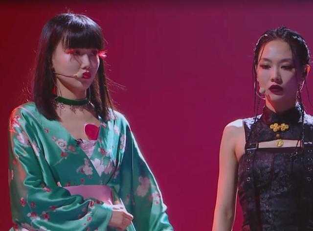 王智|王霏霏劈叉动作撞车王智,王智都看懵了,这个临场反应彰显情商