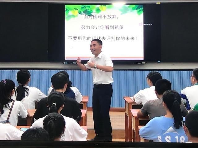 寒门|12年前那个千里背母上学的寒门孝子，如今成为了“最美教师”