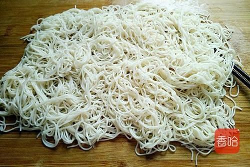 少许|鸡丝凉面怎么做？原来煮面和料汁都有讲究，做好了不油腻还减脂
