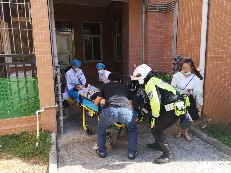 医院|情况危急！10岁女孩高空坠落，交警上演11分钟“生死时速”！