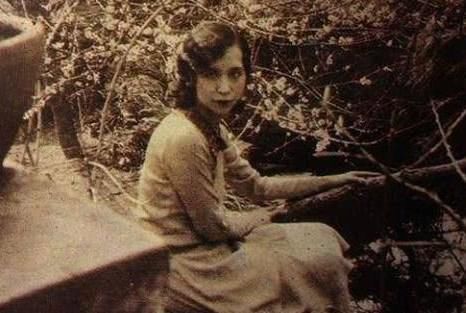 相杀|张爱玲:我们与母亲总是,一边相爱又一边相杀