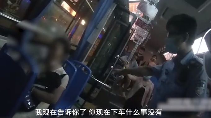 公交|女子带狗乘公交被拒后咬伤民警，已被行拘