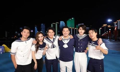 分手|李晨分手后异性缘太好,与众多美女亲密互动大秀肌肉,却被吐槽“油腻”