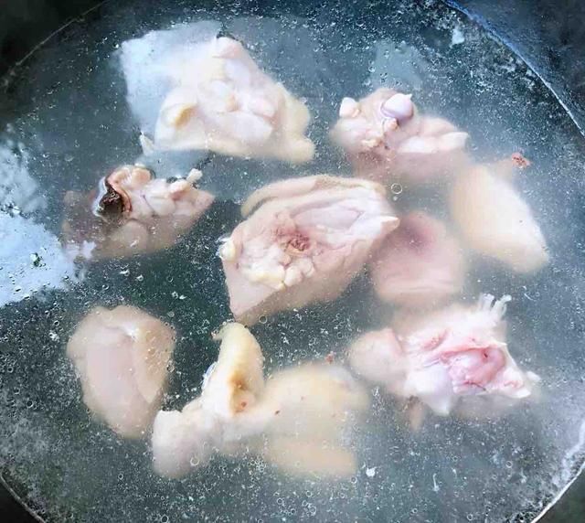  鸡肉|炖鸡时，千万不要直接焯水！教您1个妙招，鸡肉嫩滑，汤汁香浓