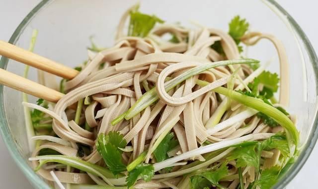 凉拌菜|这道凉拌菜你不吃可亏大了，营养补钙比肉香，做一盘不到3块钱
