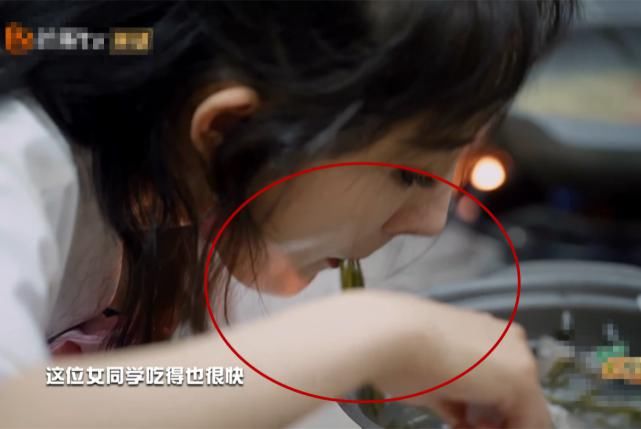 敬业|节目组设吃剩饭环节,杨幂拿起勺子就认真吃,敬业的态度很明显