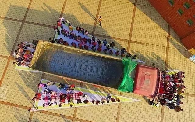  电动车|惨烈！一辆电动车被泥头车推行几十米，骑手当场身亡……