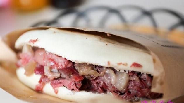 锅中烧水|牛肉蒸包、白菜水饺、牛肉夹馍的家常做法,营养美味